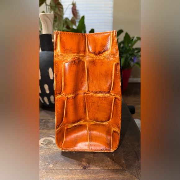 EUC Dooney & Bourke Caiman Camilla Croc-Embossed Leather Tote Bag - Picture 4 of 16